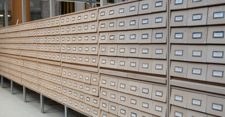 Unsichtbare Mikro-Technologien in Manga & Anime: Papiergeruch, Screentones, Risographie und die Kunst des Schweigens