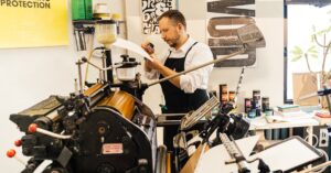 Die unsichtbaren Bausteine von Manga & Anime 2025: Riso-Zines, Zikaden-Ton und Papierchemie, die den Unterschied machen