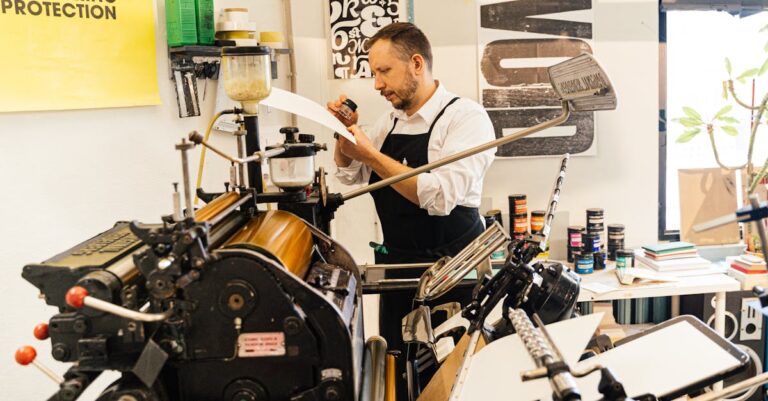 Die unsichtbaren Bausteine von Manga & Anime 2025: Riso-Zines, Zikaden-Ton und Papierchemie, die den Unterschied machen