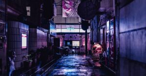 Mikro-Archäologie der Anime-Hintergründe: Was Strommasten, Gullydeckel und Verkaufsautomaten heimlich erzählen