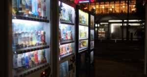 Unsichtbare Stadt in Anime & Manga: Stromkabel, Mülltrennung und Ticketgates als geheime Worldbuilding-Sprache