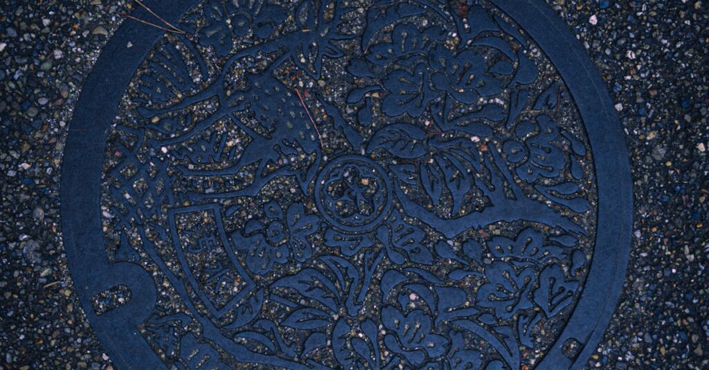 Unsichtbare Infrastruktur in Manga & Anime: Wie Strommasten, Treppen und Automaten heimlich die Story lenken