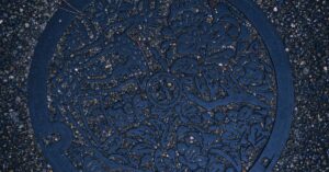 Unsichtbare Infrastruktur in Manga & Anime: Wie Strommasten, Treppen und Automaten heimlich die Story lenken