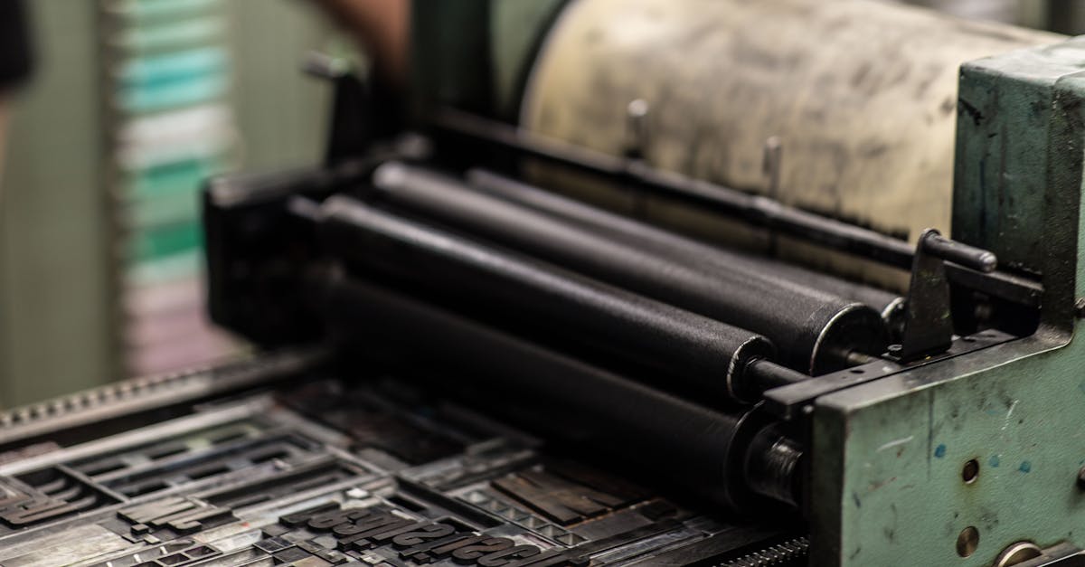 Die unsichtbare Infrastruktur von Manga & Anime 2026: Papierkörnung, Risograph, Fansub-Schriftarten und Pilgerpfade