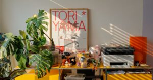 Die unsichtbare Grammatik von Manga & Anime: Wie Papier, Geräuschwörter und Seitenwechsel das Erzählen heimlich steuern
